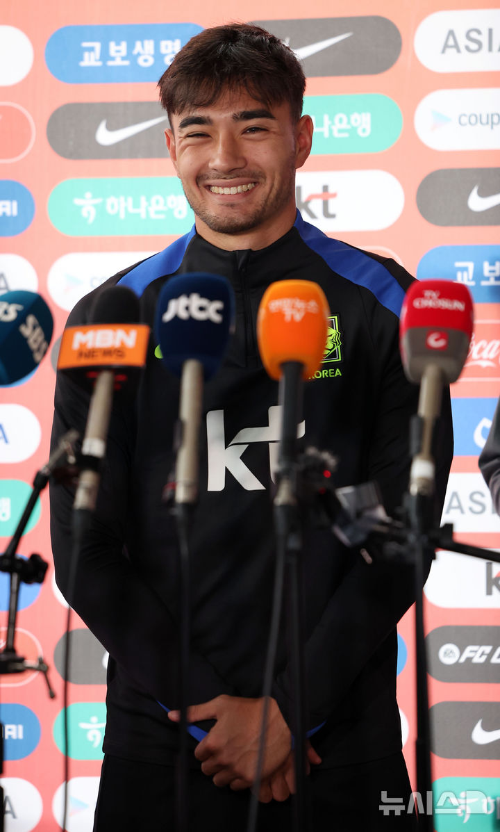 [고양=뉴시스] 김선웅 기자 = 브라질과의 평가전을 앞둔 대한민국 축구대표팀 옌스 카스트로프가 7일 경기 고양시 고양종합운동장 보조경기장에서 훈련을 앞두고 취재진과 인터뷰를 하고 있다. 2025.10.07. mangusta@newsis.com