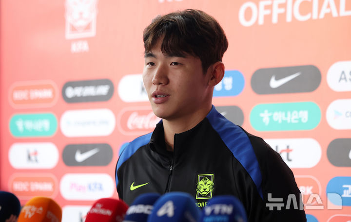 [고양=뉴시스] 김선웅 기자 = 브라질과의 평가전을 앞둔 대한민국 축구대표팀 김지수가 지난달 7일 경기 고양시 고양종합운동장 보조경기장에서 훈련을 앞두고 취재진과 인터뷰를 하고 있다. 2025.10.07. mangusta@newsis.com