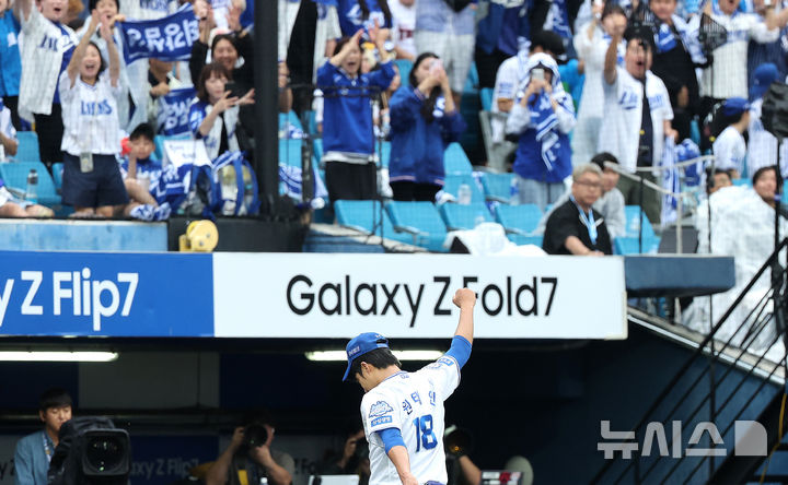 [대구=뉴시스] 이무열 기자 = 7일 대구 수성구 삼성라이온즈파크에서 열린 2025 신한 SOL 뱅크 KBO리그 와일드카드 2차전 NC 다이노스와 삼성 라이온즈의 경기, 6회초 2사 주자 1루 상황에서 삼성 선발투수 원태인이 NC 이우성을 우익수 뜬공으로 잡은 뒤 포효하고 있다. 2025.10.07. lmy@newsis.com