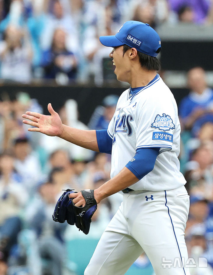 [대구=뉴시스] 이무열 기자 = 7일 대구 수성구 삼성라이온즈파크에서 열린 2025 신한 SOL 뱅크 KBO리그 와일드카드 2차전 NC 다이노스와 삼성 라이온즈의 경기, 6회초 2사 주자 1루 상황에서 삼성 선발투수 원태인이 NC 이우성을 우익수 뜬공으로 잡은 뒤 포효하고 있다. 2025.10.07. lmy@newsis.com