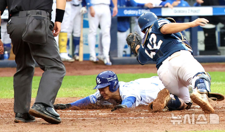 [대구=뉴시스] 이무열 기자 = 7일 대구 수성구 삼성라이온즈파크에서 열린 2025 신한 SOL 뱅크 KBO리그 와일드카드 2차전 NC 다이노스와 삼성 라이온즈의 경기, 8회말 1사 주자 3루 상황에서 3루 주자 삼성 김헌곤이 김성윤의 희생플라이로 득점하고 있다. 2025.10.07. lmy@newsis.com