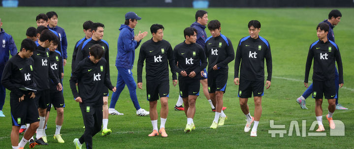 [고양=뉴시스] 김선웅 기자 = 브라질과의 평가전을 앞둔 대한민국 축구대표팀이 7일 경기 고양시 고양종합운동장 보조경기장에서 훈련에 참석하고 있다. 2025.10.07. mangusta@newsis.com