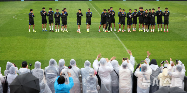 [고양=뉴시스] 김선웅 기자 = 브라질과의 평가전을 앞둔 대한민국 축구대표팀이 7일 경기 고양시 고양종합운동장 보조경기장에서 훈련 시작 전 축구팬들에게 인사를 하고 있다. 2025.10.07. mangusta@newsis.com