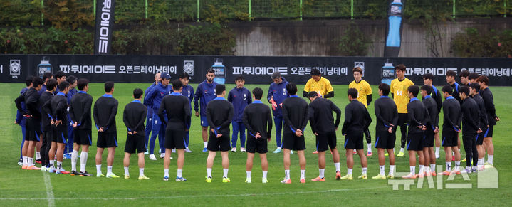 [고양=뉴시스] 김선웅 기자 = 브라질과의 평가전을 앞둔 대한민국 축구대표팀 홍명보 감독과 선수들이 7일 경기 고양시 고양종합운동장 보조경기장에서 훈련 전 미팅을 하고 있다. 2025.10.07. mangusta@newsis.com