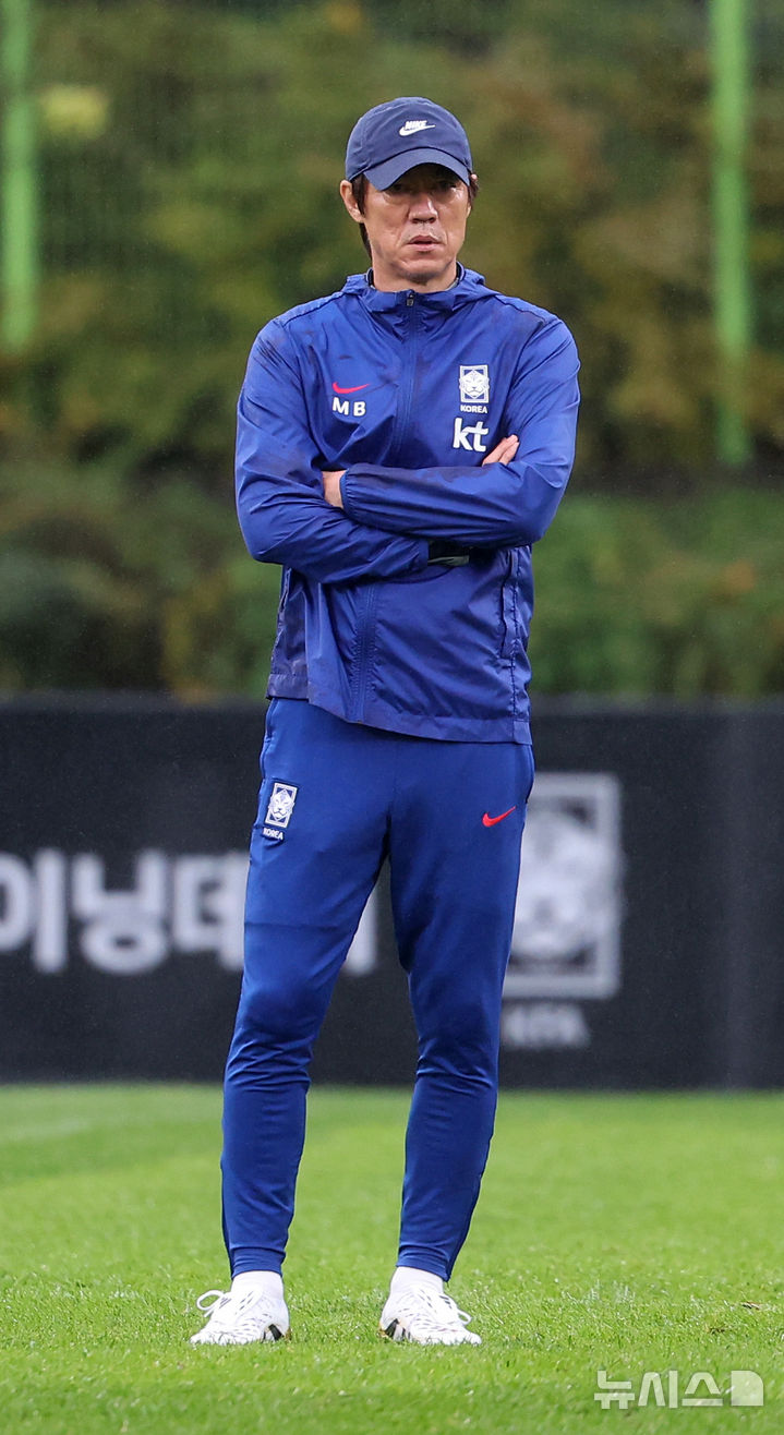 [고양=뉴시스] 김선웅 기자 = 브라질과의 평가전을 앞둔 대한민국 축구대표팀 홍명보 감독이 7일 경기 고양시 고양종합운동장 보조경기장에서 훈련을 지도하고 있다. 2025.10.07. mangusta@newsis.com