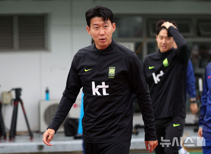 [고양=뉴시스] 김선웅 기자 = 브라질과의 평가전을 앞둔 대한민국 축구대표팀 손흥민이 7일 경기 고양시 고양종합운동장 보조경기장에서 열린 훈련에 참석하고 있다. 2025.10.07. mangusta@newsis.com