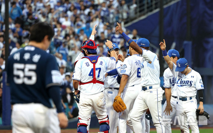 [대구=뉴시스] 이무열 기자 = 7일 대구 수성구 삼성라이온즈파크에서 열린 2025 신한 SOL 뱅크 KBO리그 와일드카드 2차전 NC 다이노스와 삼성 라이온즈의 경기, 3-0으로 승리한 삼성 선수들이 기뻐하고 있다. 2025.10.07. lmy@newsis.com