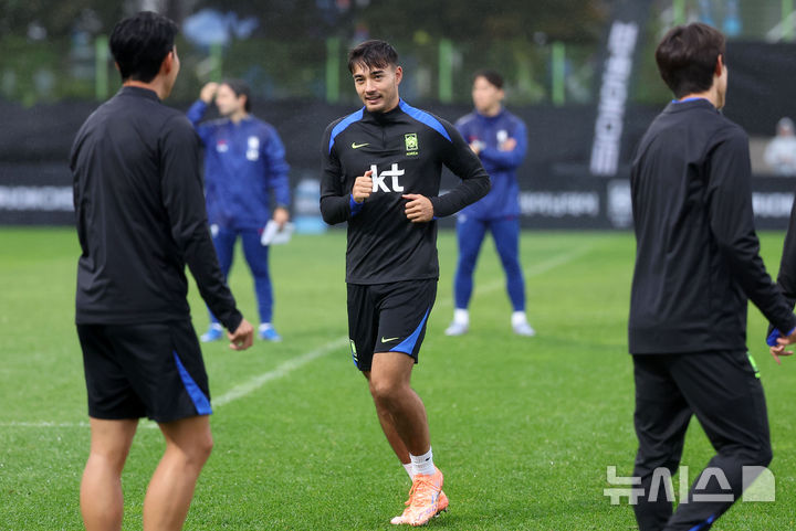 [고양=뉴시스] 김선웅 기자 = 브라질과의 평가전을 앞둔 대한민국 축구대표팀 옌스 카스트로프가 7일 경기 고양시 고양종합운동장 보조경기장에서 훈련을 하고 있다. 2025.10.07. mangusta@newsis.com