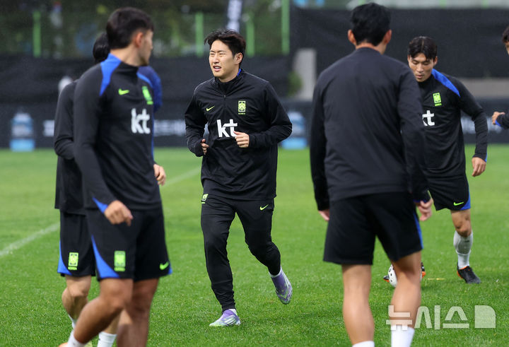 [고양=뉴시스] 김선웅 기자 = 브라질과의 평가전을 앞둔 대한민국 축구대표팀 이강인이 7일 경기 고양시 고양종합운동장 보조경기장에서 훈련을 하고 있다. 2025.10.07. mangusta@newsis.com