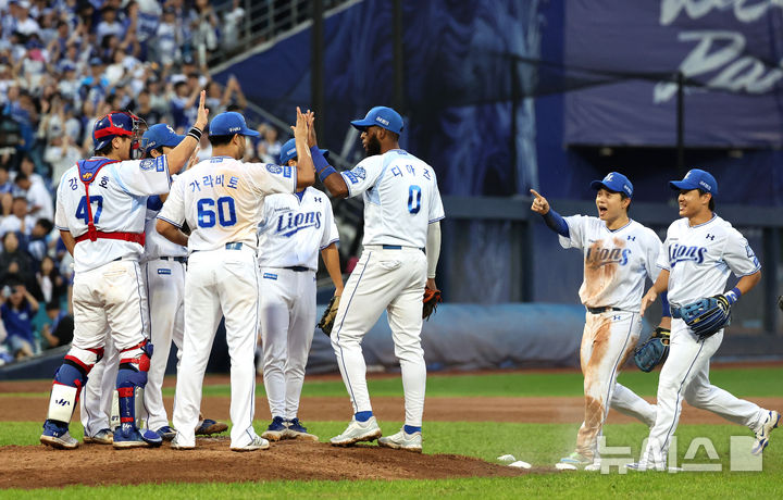 [대구=뉴시스] 이무열 기자 = 7일 대구 수성구 삼성라이온즈파크에서 열린 2025 신한 SOL 뱅크 KBO리그 와일드카드 2차전 NC 다이노스와 삼성 라이온즈의 경기, 3-0으로 승리한 삼성 선수들이 기뻐하고 있다. 2025.10.07. lmy@newsis.com