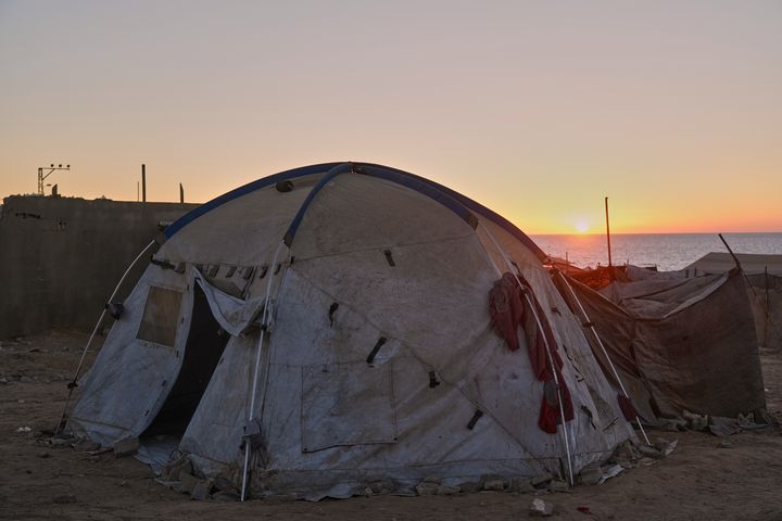 [가자지구=AP/뉴시스] 가자지구 전쟁 발발 2주년인 7일(현지 시간) 가자지구 중부 난민촌 모습. 2025.10.08.