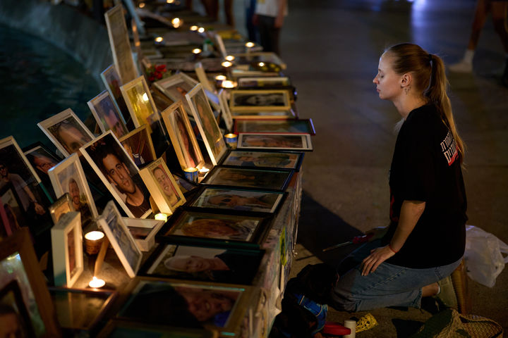 [텔아비브=AP/뉴시스] 7일(현지 시간) 이스라엘 텔아비브에서 한 추모객이 2년 전 하마스 공격으로 살해된 희생자들을 추모하고 있다. 2025.10.08.