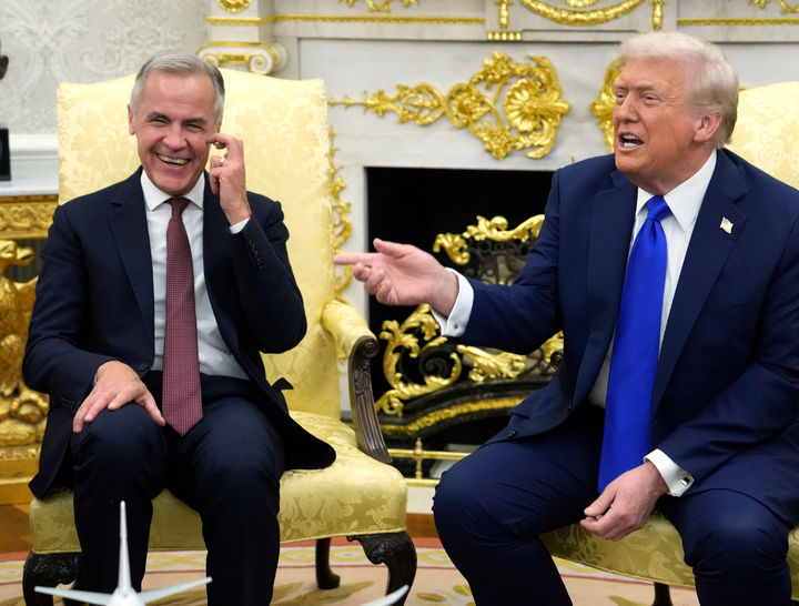 [워싱턴=AP/뉴시스] 사진은 도널드 트럼프(오른쪽) 미국 대통령이 지난 7일(현지 시간) 백악관 집무실에서 마크 카니 캐나다 총리와 회담하는 모습. 2025.10.30.