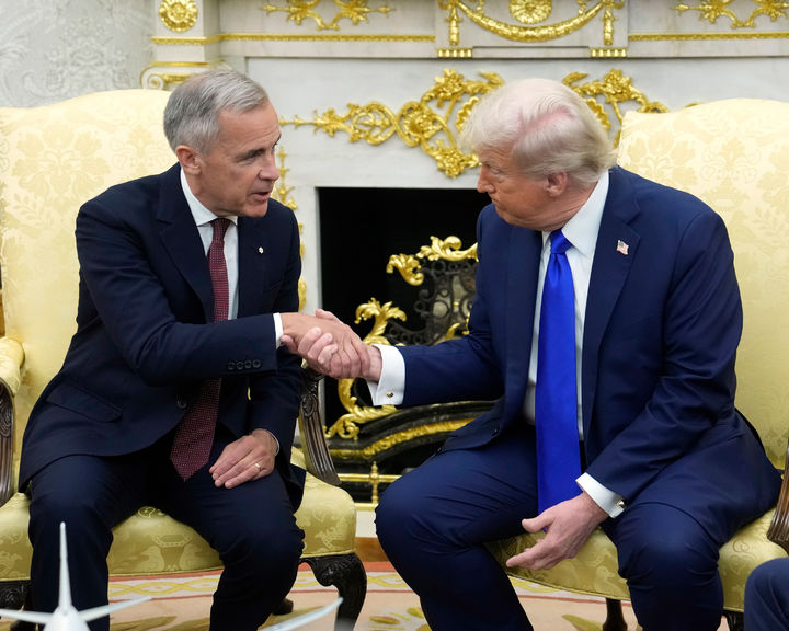 [워싱턴=AP/뉴시스] 도널드 트럼프(오른쪽) 미국 대통령이 7일(현지 시간) 백악관 집무실에서 마크 카니 캐나다 총리와 회담 중 악수하고 있다. 트럼프 대통령은 캐나다와 무역 협상이 상당한 진전을 이뤘다며 "결국 합의에 이를 것"이라고 밝혔다. 2025.10.09.