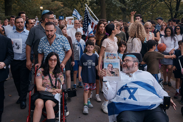 [뉴욕=AP/뉴시스] 하마스의 기습 공격으로 시작된 가자지구 전쟁 2주년을 맞아 7일(현지 시간) 미국 뉴욕에서 유대인 단체 주관으로  희생자를 기리는 행사가 열리고 있다. 2025.10.08