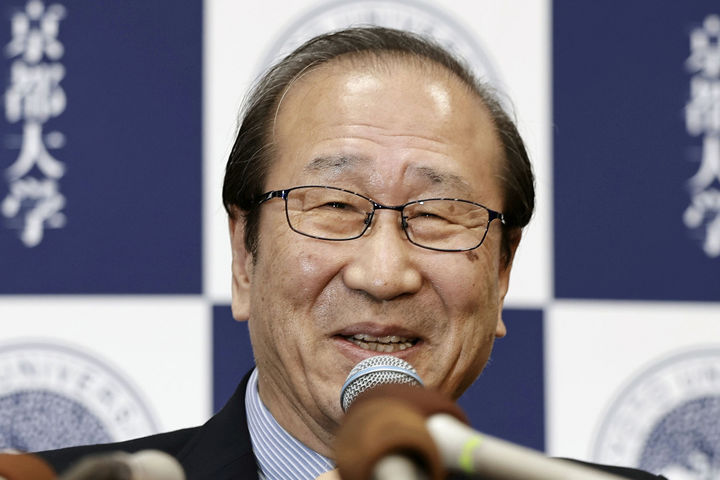 [오사카=뉴시스/AP] 8일 일본 마이니치신문에 따르면 기타가와 교수는 이날 저녁 교토대에서 열린 기자회견에서 "이렇게 큰 명예를 주셔서 감사하다"며 "새로운 도전이야말로 과학자에게 주어진 최고의 즐거움이라고 생각한다"며 "함께해준 동료와 제자, 이해해준 가족에게 감사하다"고 말했다. 사진은 2025년 노벨화학상 수상자인 기타가와 스스무 교수가 8일 일본 오사카 교토대학에서 열린 기자회견에서 환하게 웃고 있다. 2025.10.08.