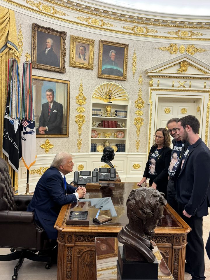 [서울=뉴시스] 도널드 트럼프 미국 대통령이 7일(현지 시간) 가자지구 전쟁 발발 2주년을 맞아 백악관에서 미국-이스라엘 이중 국적 인질 가족들을 만나고 있다. (사진=캐럴라인 레빗 백악관 대변인 X 갈무리) 2025.10.08. *재판매 및 DB 금지