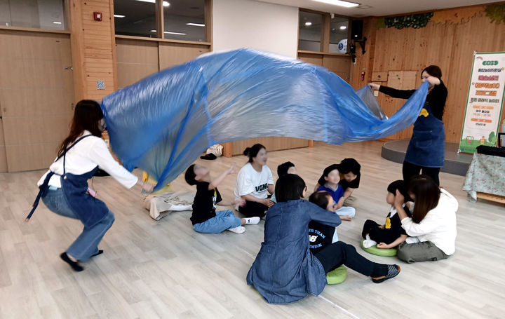 [광주=뉴시스] 광주유아교육진흥원이 유아를 대상으로 맞춤형 통합놀이 프로그램을 운영하고 있다. (사진=시교육청 제공) photo@newsis.com *재판매 및 DB 금지