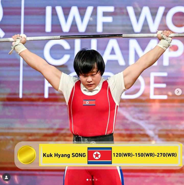 [서울=뉴시스]북한 송국향, 세계역도선수권 여자 69㎏급 세계신기록 우승. (사진=국제역도연맹 소셜미디어 캡처) 2025.10.08. photo@newsis.com *재판매 및 DB 금지