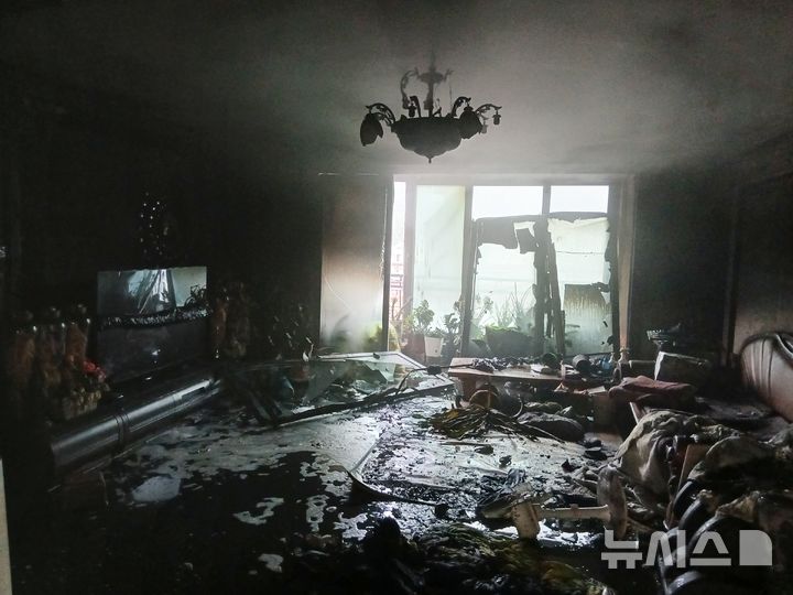 [청주=뉴시스] 화재 현장 (사진= 청주동부소방서 제공) 2025.10.08. photo@newsis.com *재판매 및 DB 금지