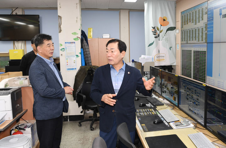 [창녕=뉴시스] 성낙인 군수가 추석 연휴 비상근무 현장인 수도과를 찾아 근무자들을 격려하고 있다. (사진= 창녕군 제공) 2025.10.08. photo@newsis.com *재판매 및 DB 금지