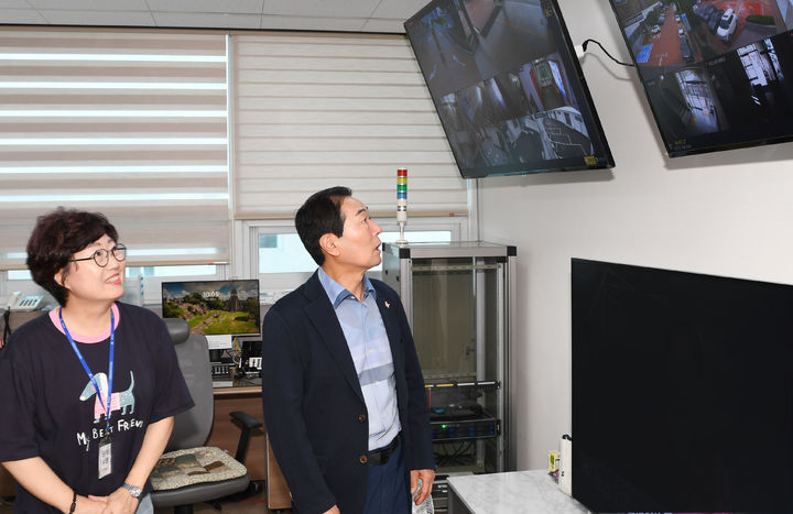 [창녕=뉴시스] 성낙인 군수가 추석 연휴 비상근무 현장인 군청 당직실을 찾아 근무자들을 격려하고 있다. (사진= 창녕군 제공) 2025.10.08. photo@newsis.com *재판매 및 DB 금지