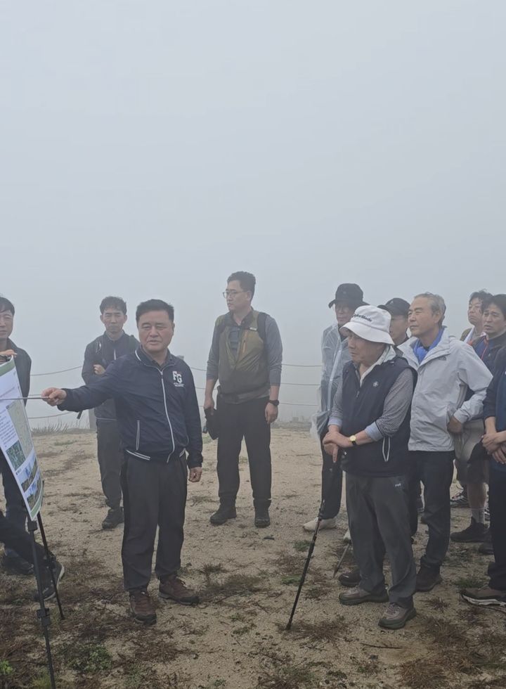 [양산=뉴시스] 나동연 시장이 자연과 사람이 공존하는 천성산을 주제로 해맞이 행사 사전답사와 환경정비 활동을 진행하고 있다. (사진=양산시 제공) 2025.10.08. photo@newsis.com *재판매 및 DB 금지