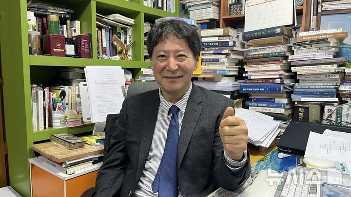 [부산=뉴시스] 이아름 기자 = 2일 부산 동래구에 있는 자신의 사무실에서 이근열(63) 한글학회 부산지회장이 뉴시스와 인터뷰를 하고 있다. 2025.10.02. aha@newsis.com 