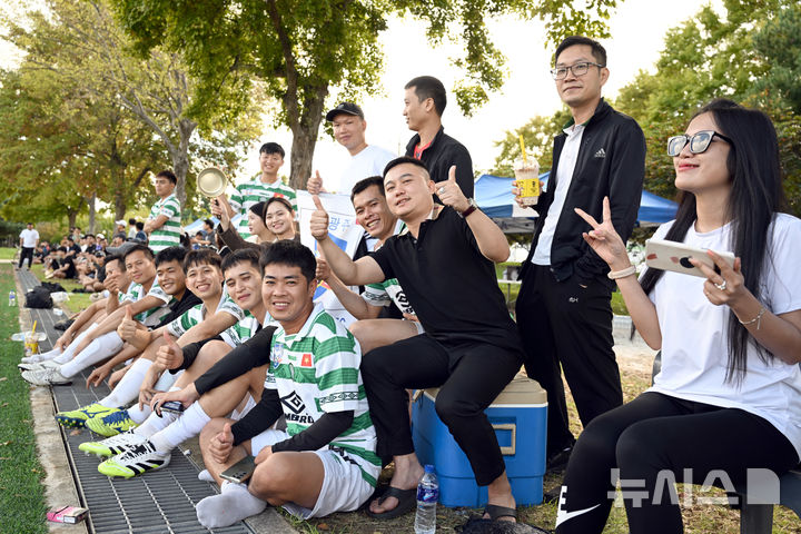 [광주=뉴시스] 이현행 기자 = 추석맞이 광산구청장배 전국 이주노동자 축구대회가 열린 8일 오후 광주 광산구 월전공원에서 선수들과 관중들이 응원을 펼치고 있다. 2025.10.08. lhh@newsis.com