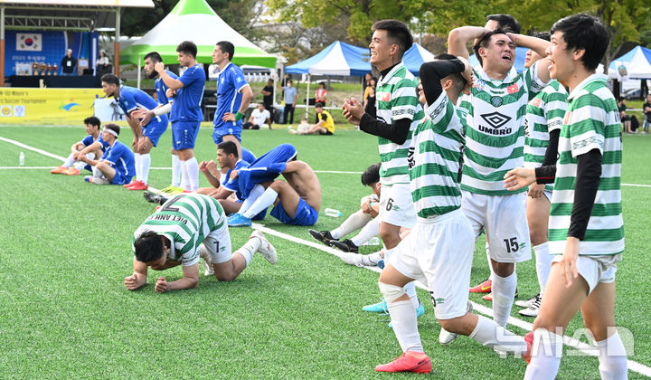 [광주=뉴시스] 이현행 기자 = 추석 연휴 엿새째인 8일 오후 광주 광산구 월전공원에서 추석맞이 광산구청장배 전국 이주노동자 축구대회가 열리고 있다. 2025.10.08. lhh@newsis.com