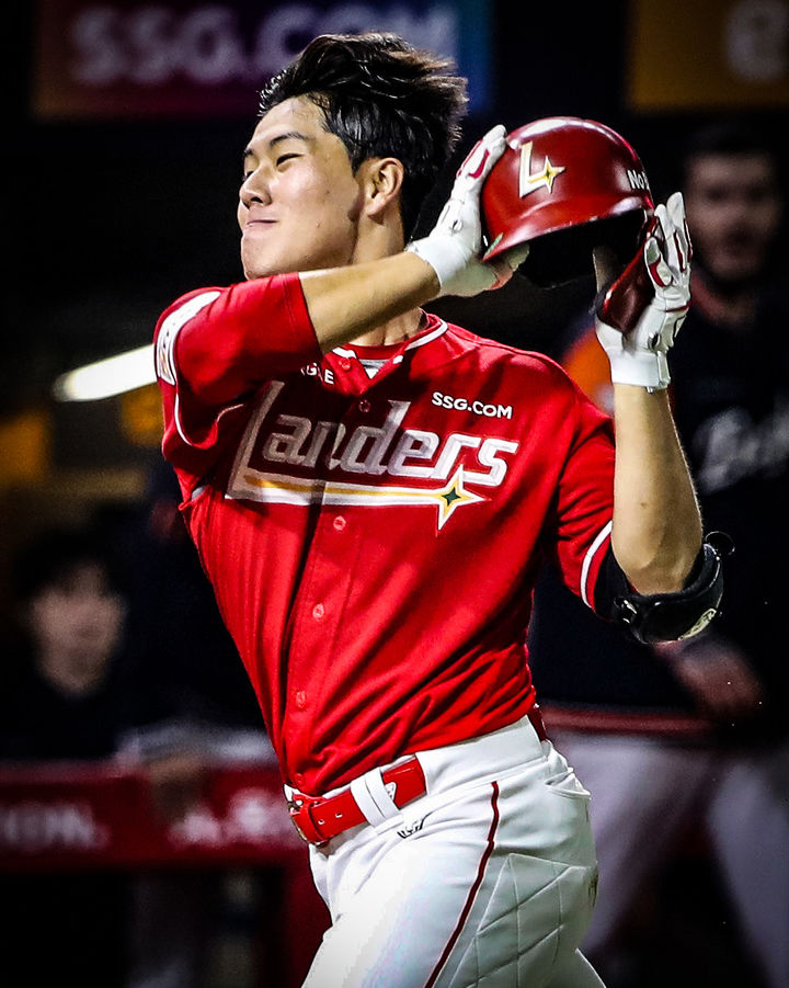 [서울=뉴시스] 프로야구 SSG 랜더스의 이율예가 1일 인천 SSG랜더스필드에서 열린 2025 신한 쏠뱅크 KBO리그 한화 이글스와의 홈 최종전에서 끝내기 홈런을 친 뒤 기뻐하고 있다. (사진=SSG 랜더스 제공) 2025.10.01. *재판매 및 DB 금지