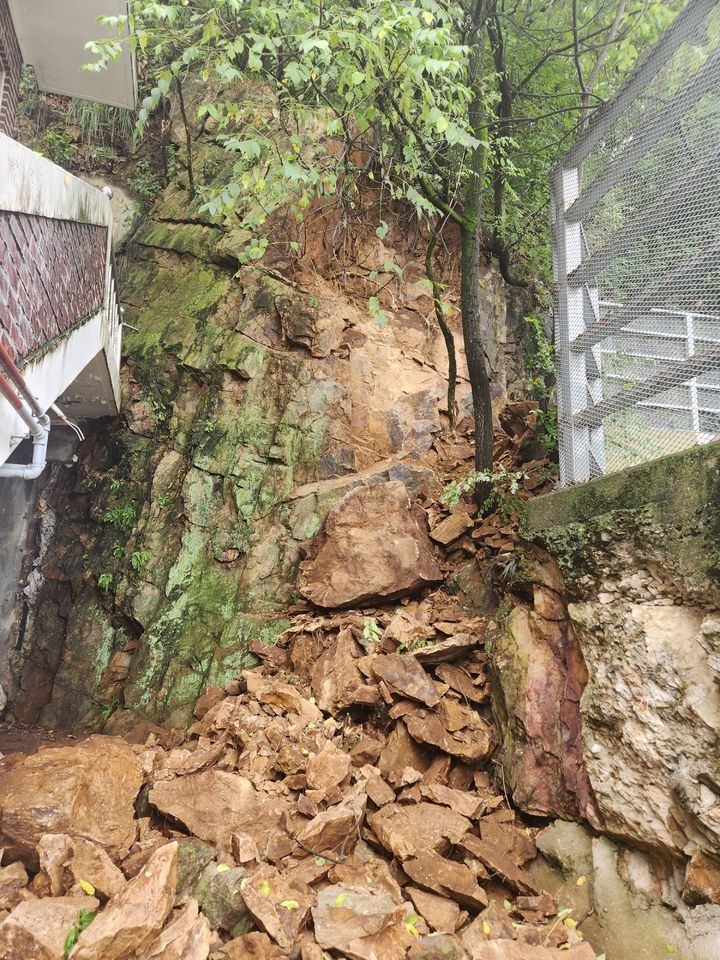 [청주=뉴시스] 8일 토석 사고가 발생한 충북 청주시 상당구 대성동 '당산 생각의 벙커' 입구 부근. (사진=충북도 제공) photo@newsis.com *재판매 및 DB 금지