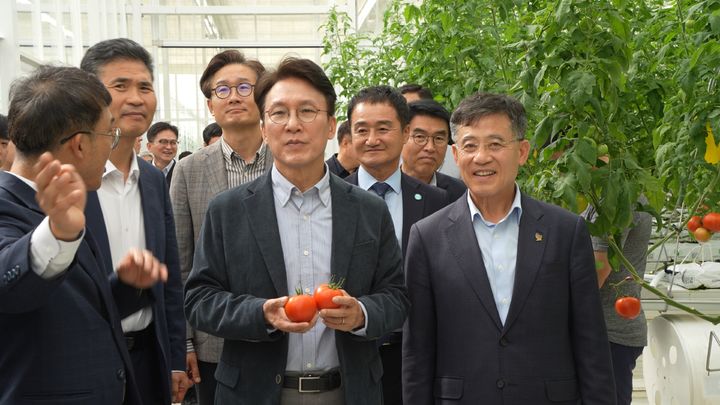 김민석 국무총리(가운데)가 8일 정성주 김제시장(오른쪽) 등과 함께 김제 백구 스마트팜 혁신밸리를 찾아 현장 브리핑을 듣고 있다. (사진=김제시 제공) *재판매 및 DB 금지
