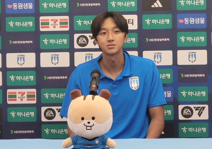 [천안=뉴시스] 최영민 기자=천안시티FC 수비수 유은상이 8일 열린 천안과 부산의 경기 후 인터뷰를 하고 있다. 2025.10.08 ymchoi@newsis.com *재판매 및 DB 금지