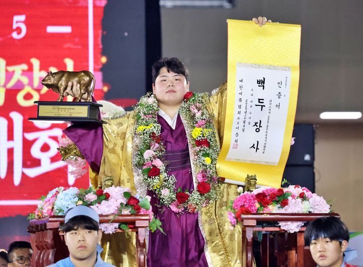 [서울=뉴시스] 김민재가 8일 울산 울주군 울주종합체육센터에서 열린 '위더스제약 2025 울주추석장사씨름대회' 백두급 우승을 차지했다. (사진=대한씨름협회 제공) 2025.10.08. *재판매 및 DB 금지