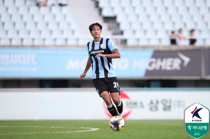 [천안=뉴시스] 8일 천안시티FC와 부산아이파크의 경기에 출전한 유은상. (사진=한국프로축구연맹 제공) 2025.10.08 photo@newsis.com *재판매 및 DB 금지