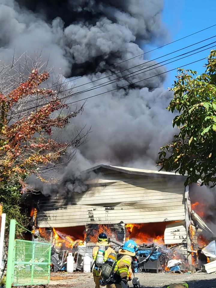 [과천=뉴시스] 8일 불이 난 경기 과천시의 한 창고 건물. (사진=경기도소방재난본부 제공) 2025.10.08. photo@newsis.com *재판매 및 DB 금지