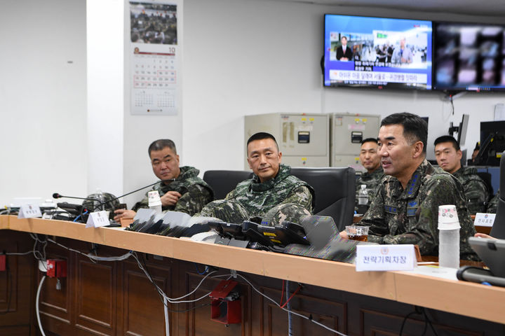 [서울=뉴시스] 진영승 합참의장이 10월 8일 해병 연평부대를 방문해 서해 최전방해역 사수를 위한 대비태세를 점검하며 작전지도를 하고 있다. (사진=합동참모본부 제공) 2025.10.08. photo@newsis.com *재판매 및 DB 금지