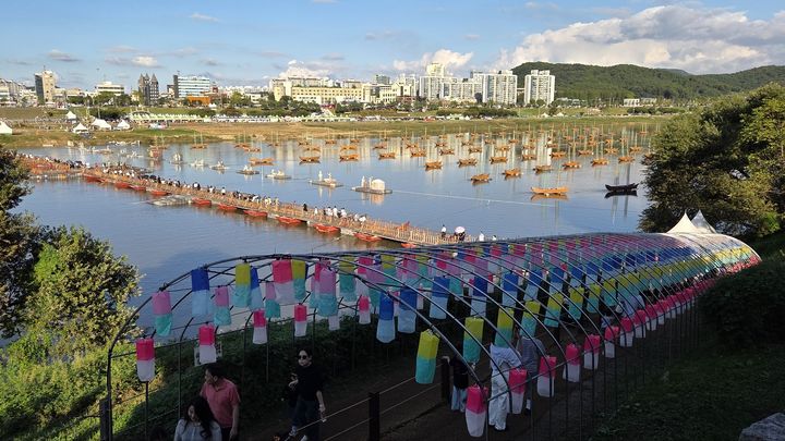 [공주=뉴시스] 송승화 기자 = 8일 오후 공산성에서 바라본 충남 공주시 공주금강신관공원 '백제문화제' 행사장 전경.2025.10.08. ssong1007@newsis.com *재판매 및 DB 금지