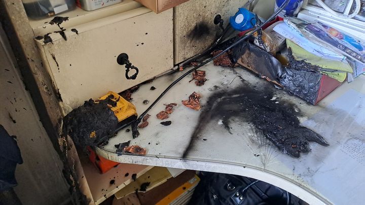 [전주=뉴시스] 8일 낮 12시56분께 전북 전주시 완산구 평화동의 한 아파트에서 불이 나 세대 내부 일부분이 불에 그을려 있다. (사진=전북도소방본부 제공) 2025.10.08. photo@newsis.com *재판매 및 DB 금지