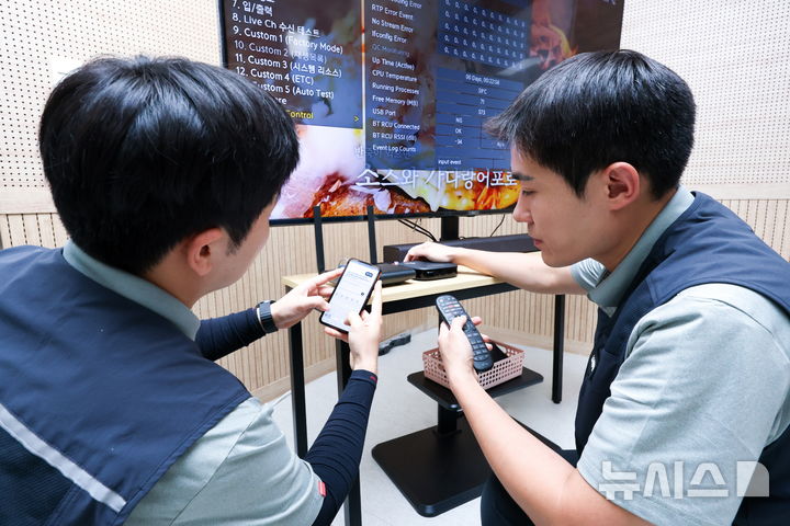 [서울=뉴시스]LG유플러스는 IPTV, IoT 등 홈 서비스를 설치 및 A/S하는 현장에 AI 업무 비서를 도입해, 현장 직원들의 업무 효율을 높이고 있다고 9일 밝혔다. 사진은 현장에서 AI 업무 비서로 문제를 해결하는 현장 직원의 모습. (사진=LG유플러스 제공)