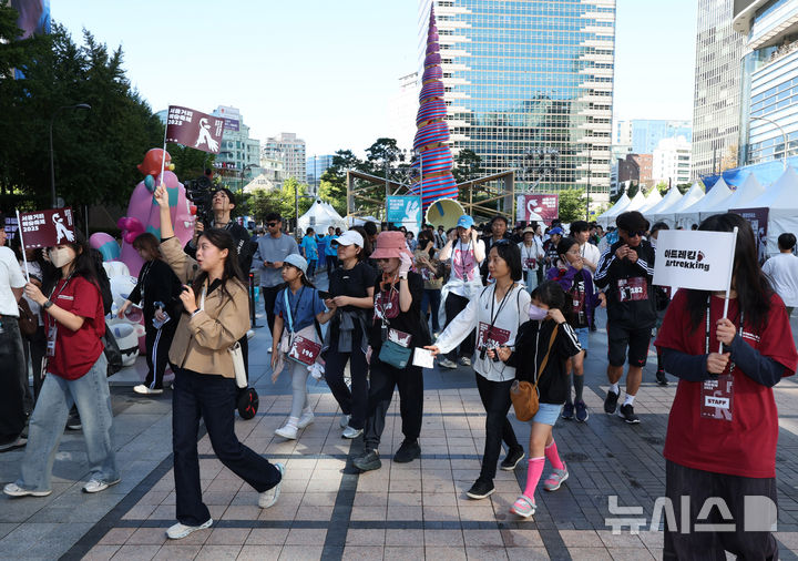 [서울=뉴시스] 배훈식 기자 = 서울거리예술축제 2025가 열린 8일 오전 서울 중구 청계광장에서 아트레킹 참가자들이 청계천 변을 걷고 있다. 2025.10.08. dahora83@newsis.com