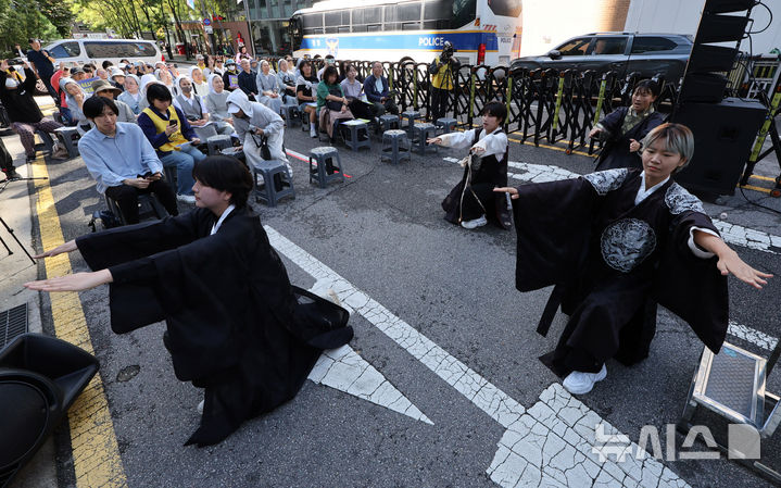 [서울=뉴시스] 배훈식 기자 = 제1721차 일본군 성노예제 문제 해결을 위한 정기 수요시위가 열린 8일 오후 서울 종로구 주한 일본대사관 인근에서 시위 참가자들이 일본 정부의 공식 사과와 배상을 촉구하며 공연을 하고 있다. 2025.10.08. dahora83@newsis.com
