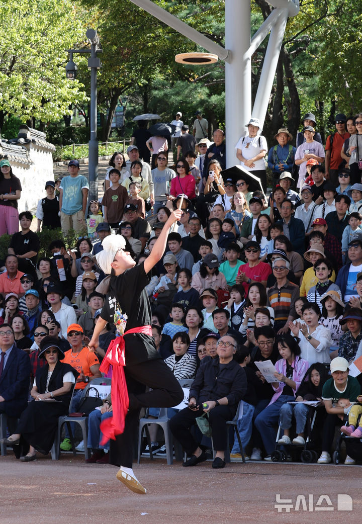 [서울=뉴시스] 배훈식 기자 = 제3회 월드판소리페스티벌이 개막한 8일 오후 서울 중구 남산골한옥마을을 찾은 시민들이 판소리 공연을 관람하고 있다. 2025.10.08. dahora83@newsis.com