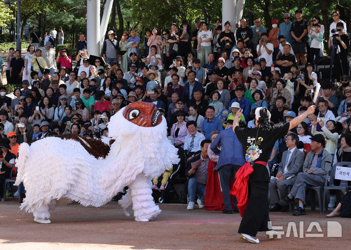 [서울=뉴시스] 배훈식 기자 = 제3회 월드판소리페스티벌이 개막한 8일 오후 서울 중구 남산골한옥마을을 찾은 시민들이 판소리 공연을 관람하고 있다. 2025.10.08. dahora83@newsis.com