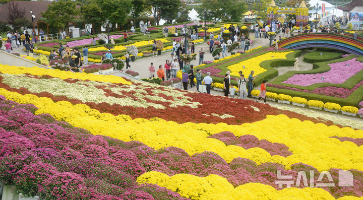 [임실=뉴시스] 김얼 기자 = '2025 임실N치즈축제'가 개막한 8일 전북 임실군 임실치즈테마파크를 찾은 시민들로 장내가 북적이고 있다. 2025.10.08. pmkeul@newsis.com