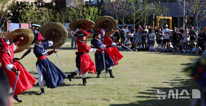 [서울=뉴시스] 조성우 기자 = 8일 오후 서울 종로구 의정부지 역사유적광장에서 시민들이 전통 무예 시연을 관람하고 있다. 2025.10.08. xconfind@newsis.com