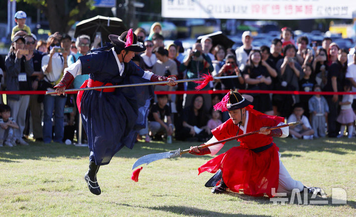 [서울=뉴시스] 조성우 기자 = 8일 오후 서울 종로구 의정부지 역사유적광장에서 전통 무예 시연 행사가 진행되고 있다. 2025.10.08. xconfind@newsis.com