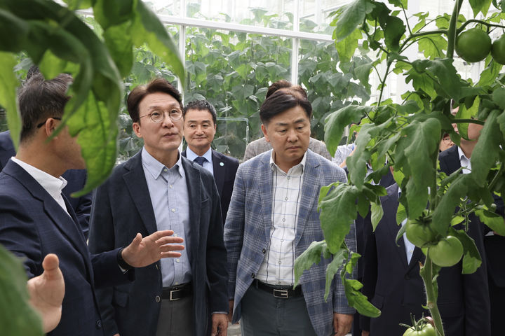 [서울=뉴시스] 추상철 기자 = 김민석 국무총리가 8일 전북 김제시 스마트팜혁신밸리를 찾아 현장을 둘러보고 있다. (사진= 국무총리실 제공) 2025.10.08. photo@newsis.com *재판매 및 DB 금지