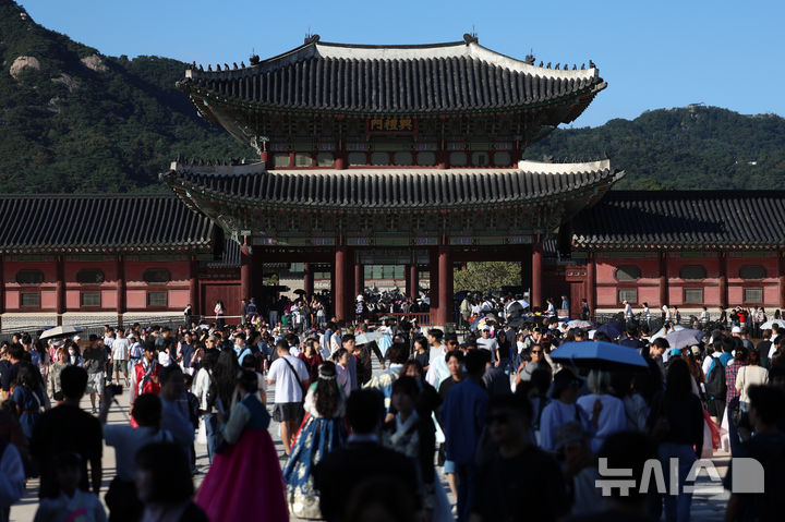 [서울=뉴시스] 조성우 기자 = 추석 연휴 엿새째인 8일 오후 서울 종로구 경복궁이 시민들과 내외국인 관광객들로 북적이고 있다. 2025.10.08. xconfind@newsis.com